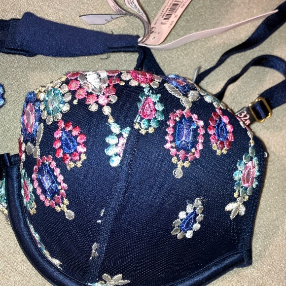 Victoria's Secret Dream Angels Bejeweled Embroidery Push Up Bra Size 32B - Picture 2 of 7